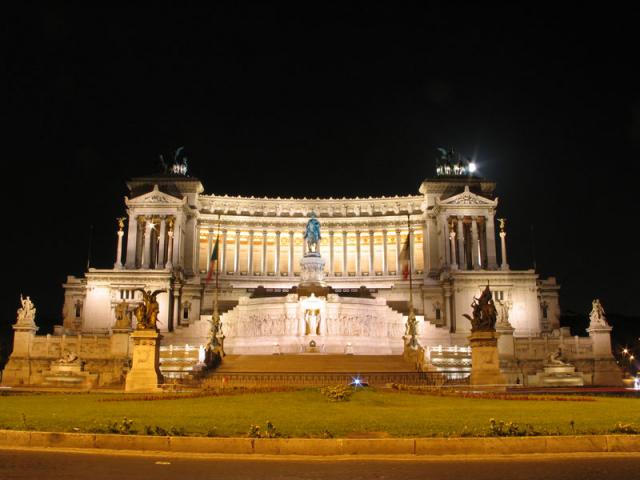 Piazza di Venicia at night